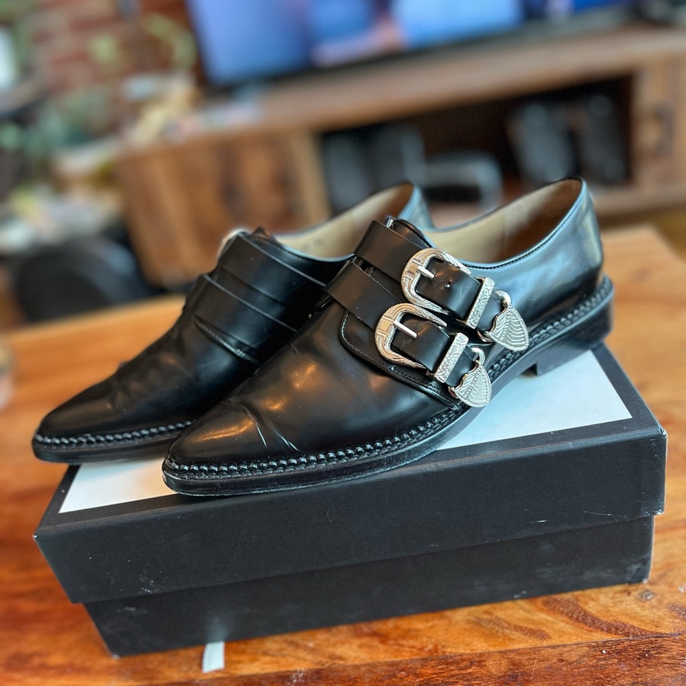 TOGA Pulla Western Oxford Flat with Buckle Detail
